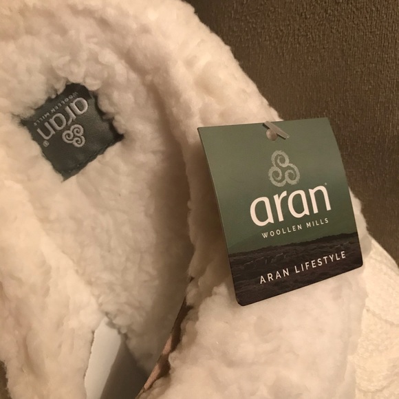 NWT. Aran Unisex Slippers - Picture 3 of 8